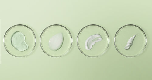 Fire glassskåler som står på en grønn bakgrunn, hvor hver inneholder en liten mengde av en annen hvit eller klar substans