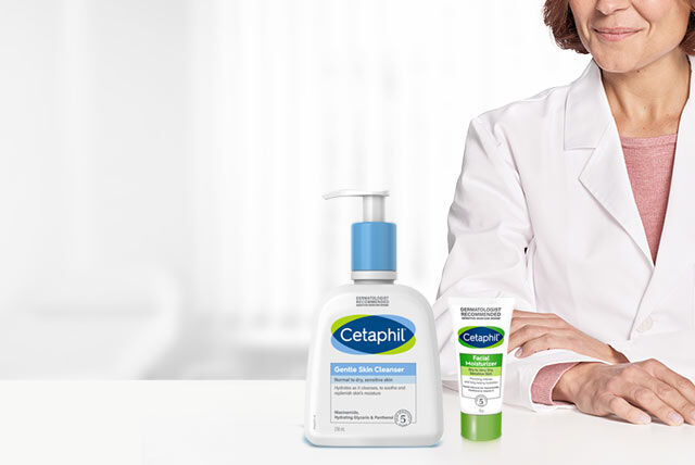 To sentrale Cetaphil-produkter som sitter sammen på et bord, med en kvinnelig lege stående bak dem