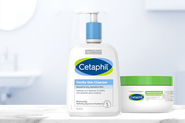 En flaske Cetaphil Gentle Skin Cleanser og en boks med Cetaphil Moisturizing Cream som sitter på en hvit overflate