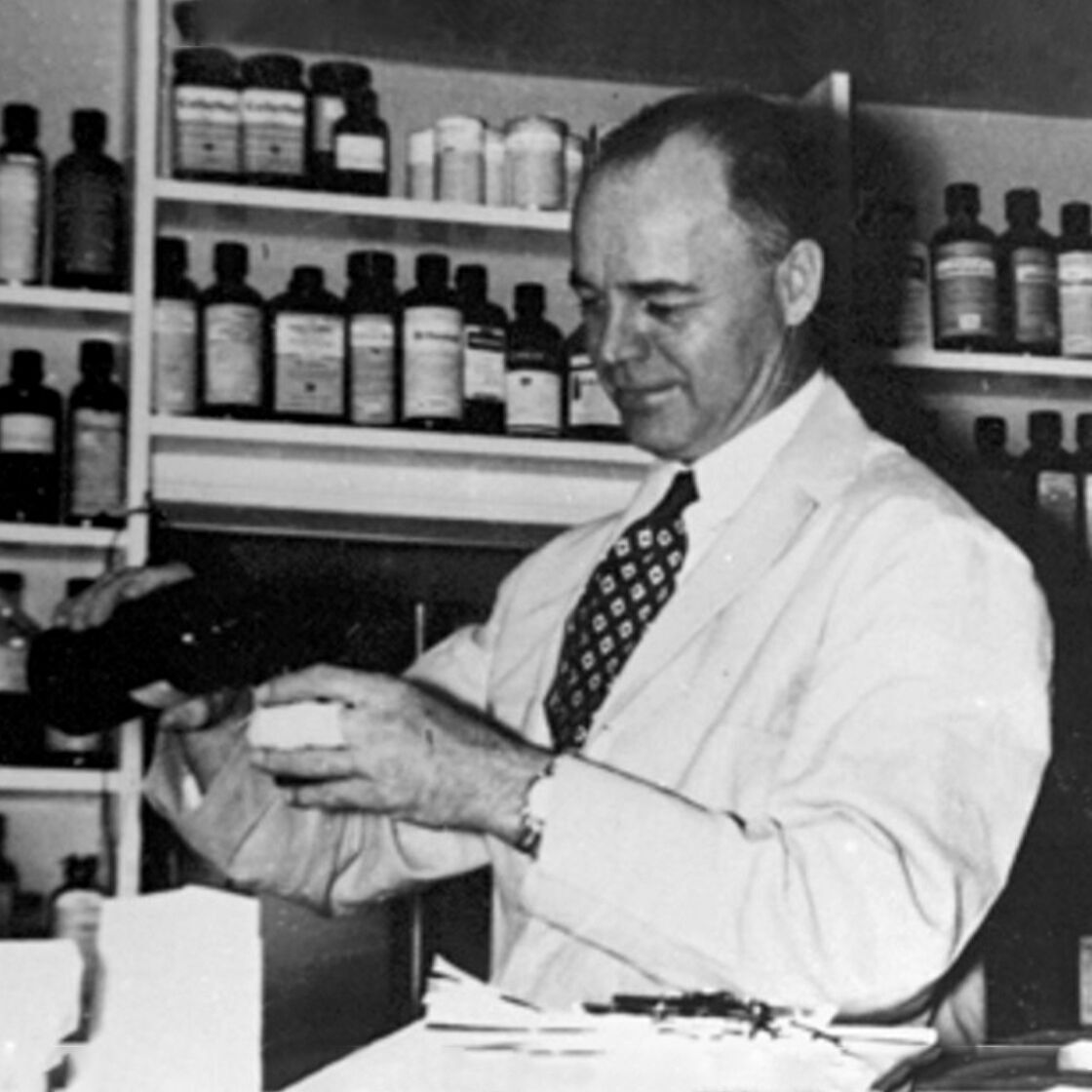 Et svart-hvitt bilde av en farmasøyt i Texas som måler medisin